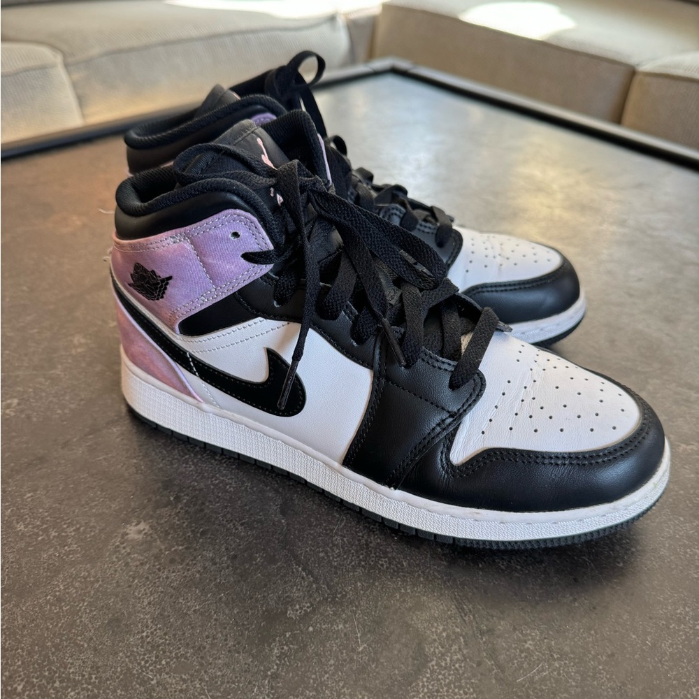 Nike Air Jordan 1 Mid SE.